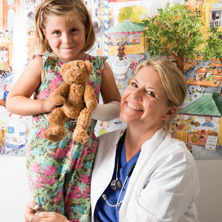 Dr. Winfried Max Baumann (links) und Dr. Stephanie Singer (rechts)